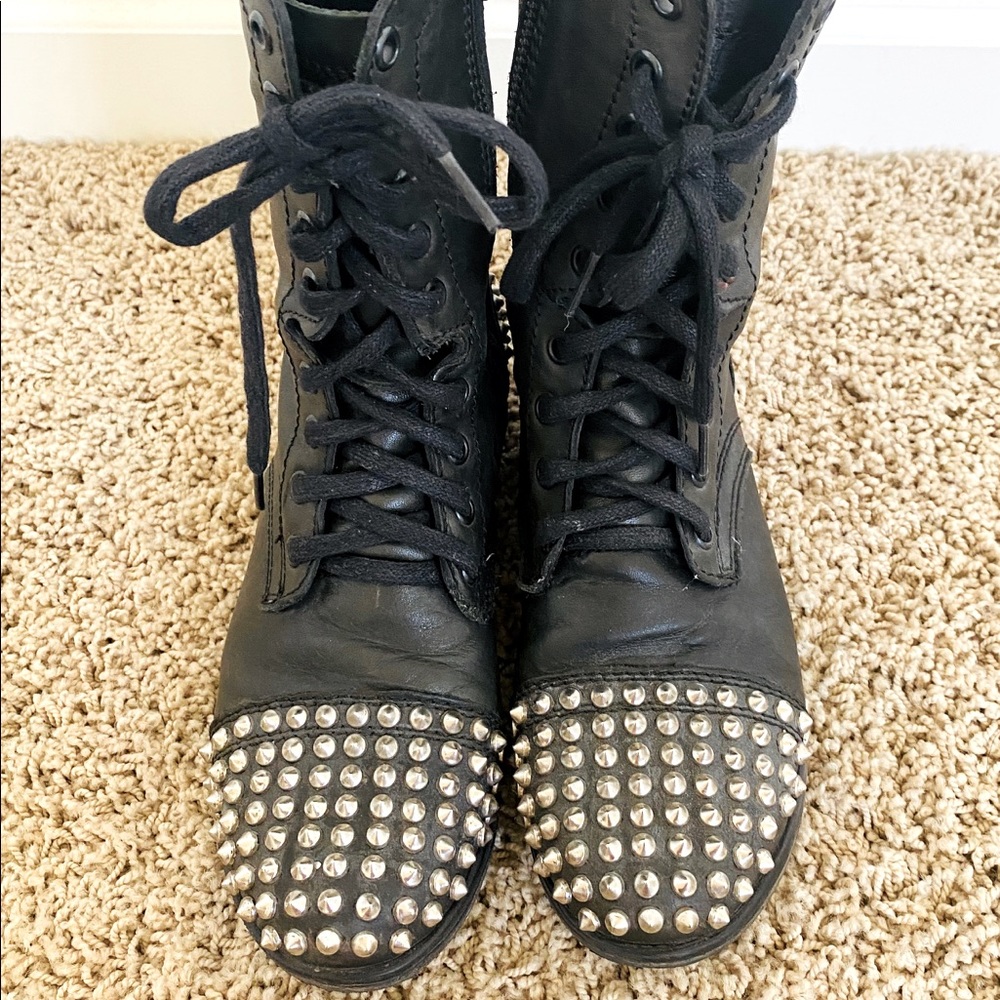 Like new:Steve Madden silver studded combat boots